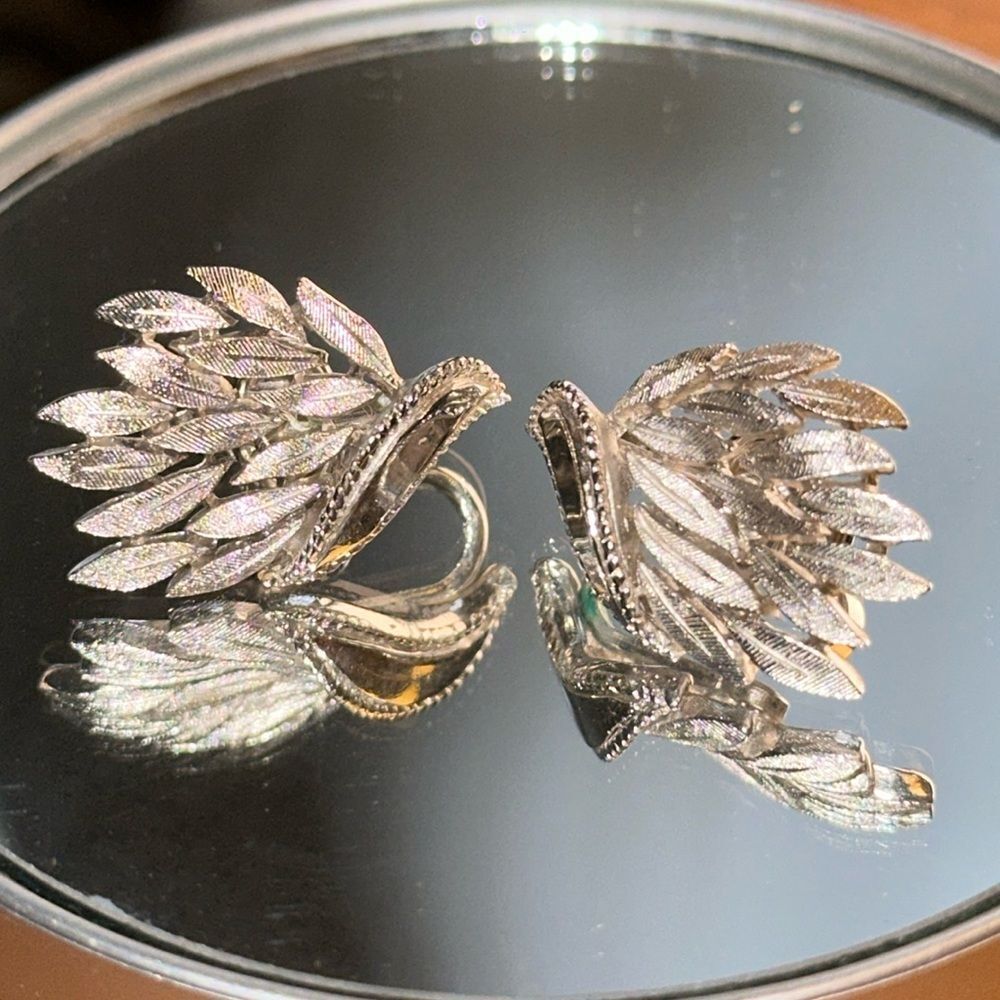 Vintage Trifari silver‎ tone leaf motif clip on earrings